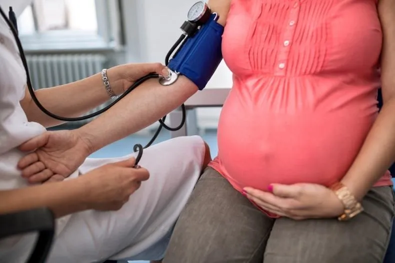 Blog | Что такое высокое кровяное давление (гипертония) во время беременности? Как это лечится?