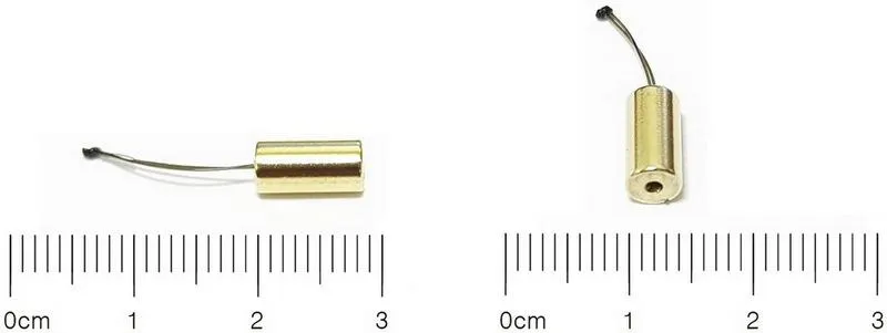 Магнит (Taewoong Medical, Сеул, Корея) имеет диаметр 4 мм и ширину 8 мм с отверстием, просверленным на стороне, противоположной стороне выравнивания. Шелковая нить была связана, образуя крючок через отверстие. Шелковая нить, прикрепленная к магниту, была захвачена эндоскопической петлей.